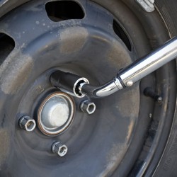 Clé démonte-roue dynamométrique préréglée a 100N/m - AEG - Douille réversible...