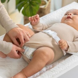INGENUITY Matelas a langer bébé avec rebords et ceinture de sécurité, impermé...