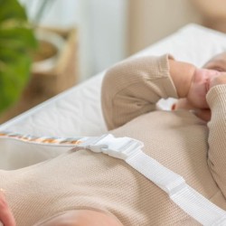 INGENUITY Matelas a langer bébé avec rebords et ceinture de sécurité, impermé...