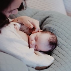 BÉABA - Big Flopsy™ - Coussin de grossesse et d'allaitement - Fleur de coton ...