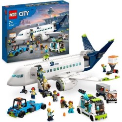 LEGO City 60367 L'Avion de Ligne, Jouet avec Bus de l'Aéroport, Remorqueur, C...