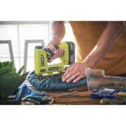 RYOBI - Agrafeuse 18V ONE+ - agrafes dos 9,4 mm, longueur 6,35 mm a 14,3 mm -...