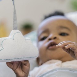 INGENUITY Transat bébé Nuages, Vibrations apaisantes, Arche d'éveil avec 2 pe...