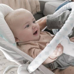 INGENUITY Transat bébé Nuages, Vibrations apaisantes, Arche d'éveil avec 2 pe...