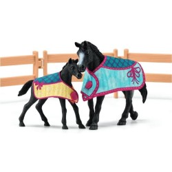 Box pour cheval avec jument et poulain, coffret schleich avec 34